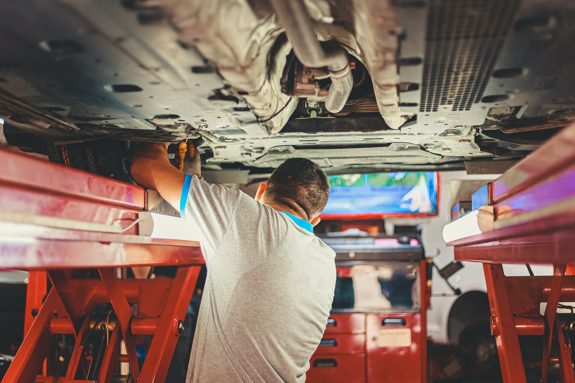 Mechanic fixing car